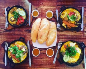 ĂN GÌ Ở ĐÀ LẠT ? 16 Bánh Mì Chảo Đà Lạt