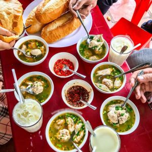 ĂN GÌ Ở ĐÀ LẠT ? 8 Bánh Mì Xíu Mại Đà Lạt